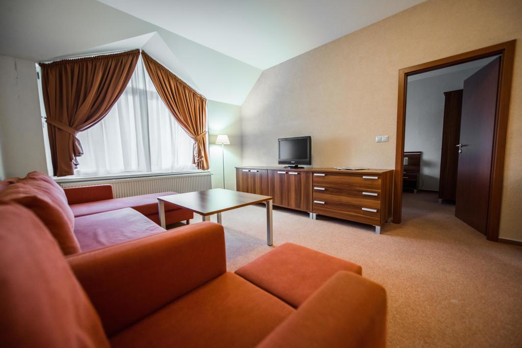 Plejsy Hotel Krompachy Buitenkant foto