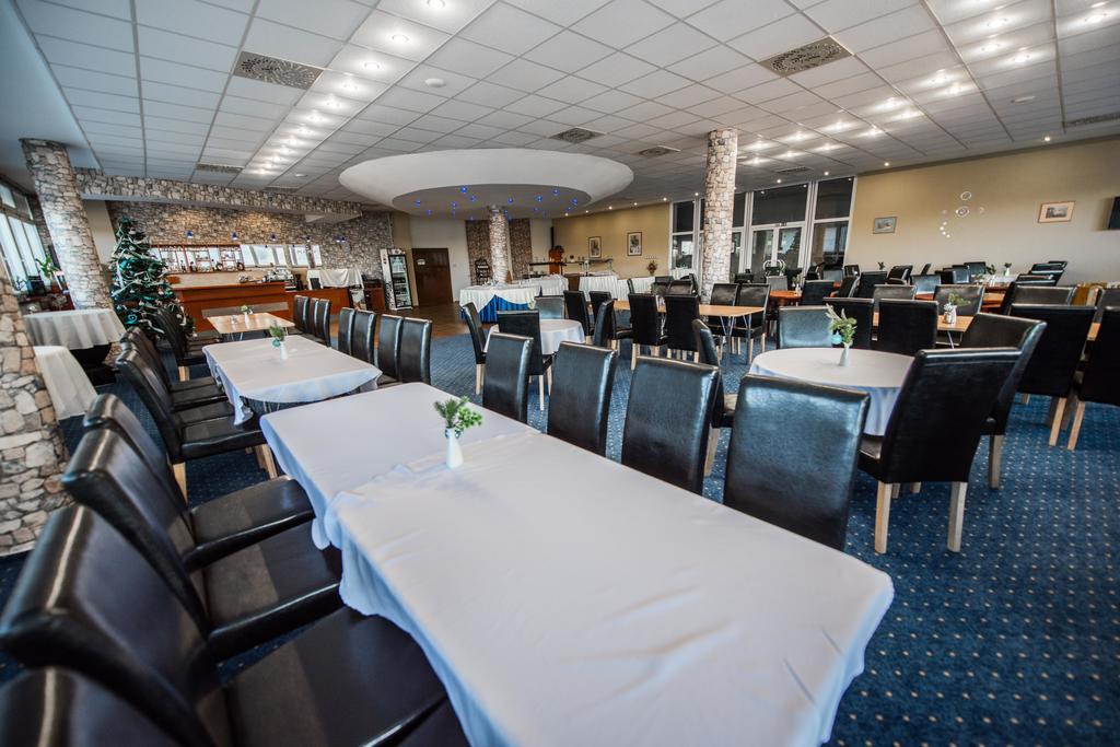 Plejsy Hotel Krompachy Buitenkant foto