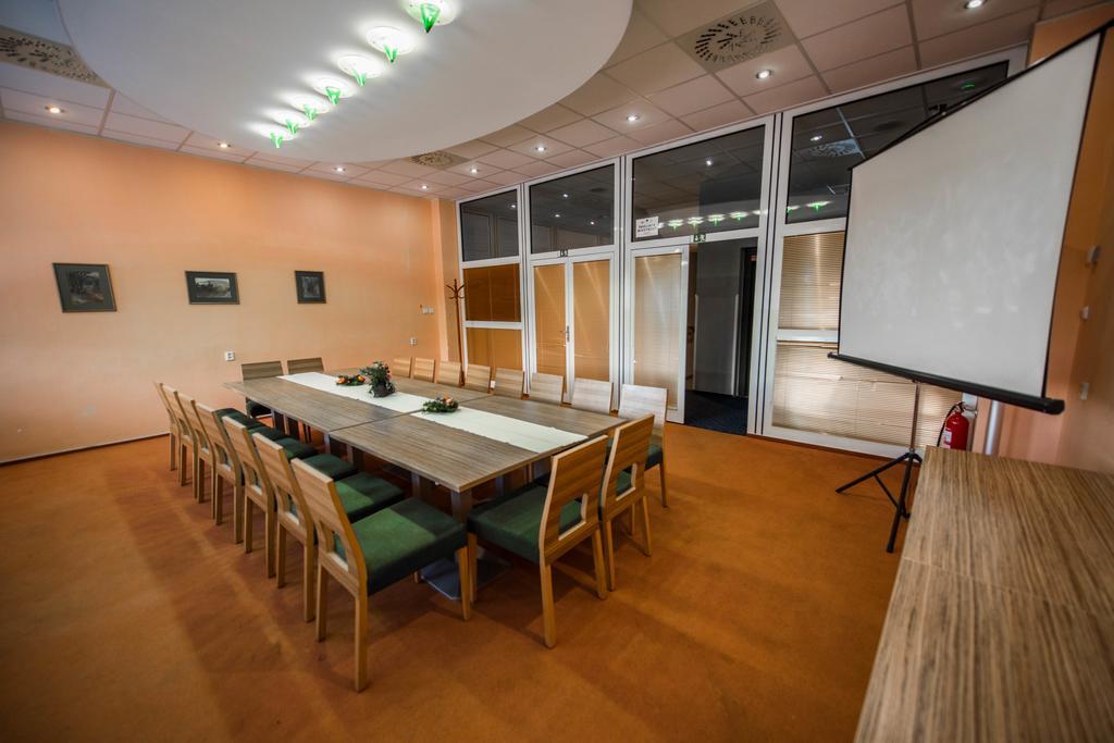 Plejsy Hotel Krompachy Buitenkant foto