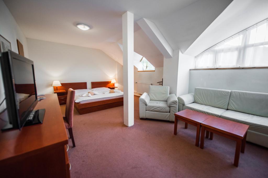 Plejsy Hotel Krompachy Buitenkant foto
