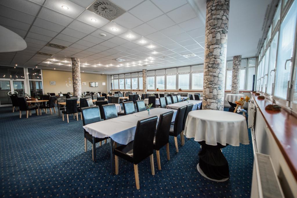 Plejsy Hotel Krompachy Buitenkant foto