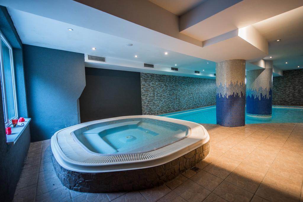 Plejsy Hotel Krompachy Buitenkant foto