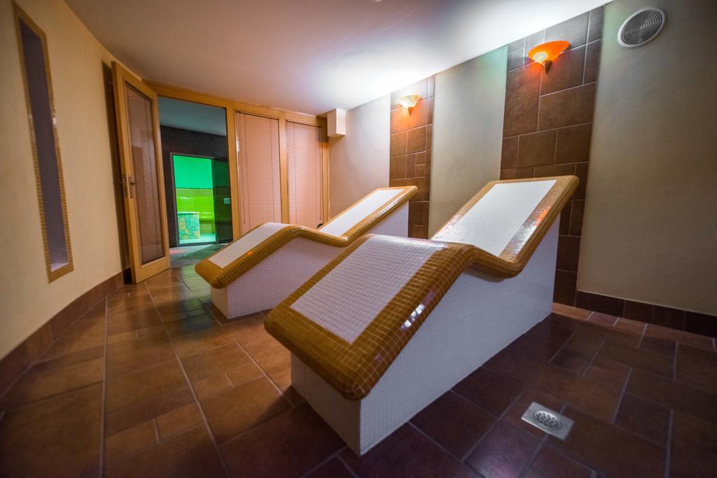 Plejsy Hotel Krompachy Buitenkant foto