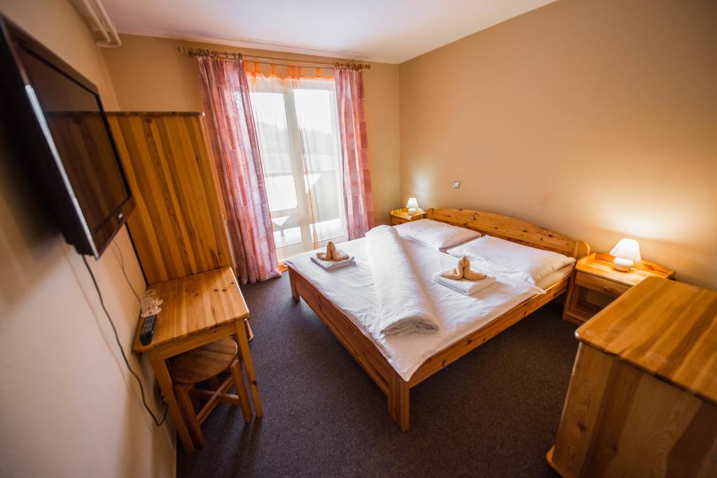 Plejsy Hotel Krompachy Buitenkant foto