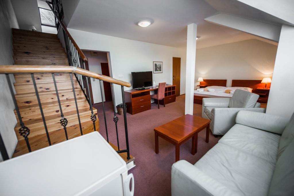 Plejsy Hotel Krompachy Buitenkant foto