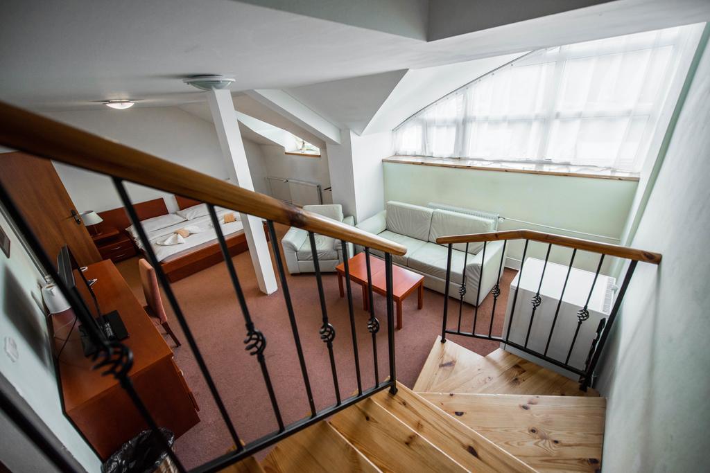 Plejsy Hotel Krompachy Buitenkant foto