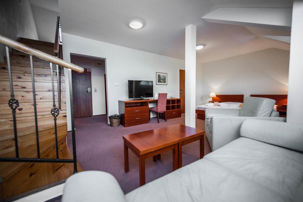 Plejsy Hotel Krompachy Buitenkant foto