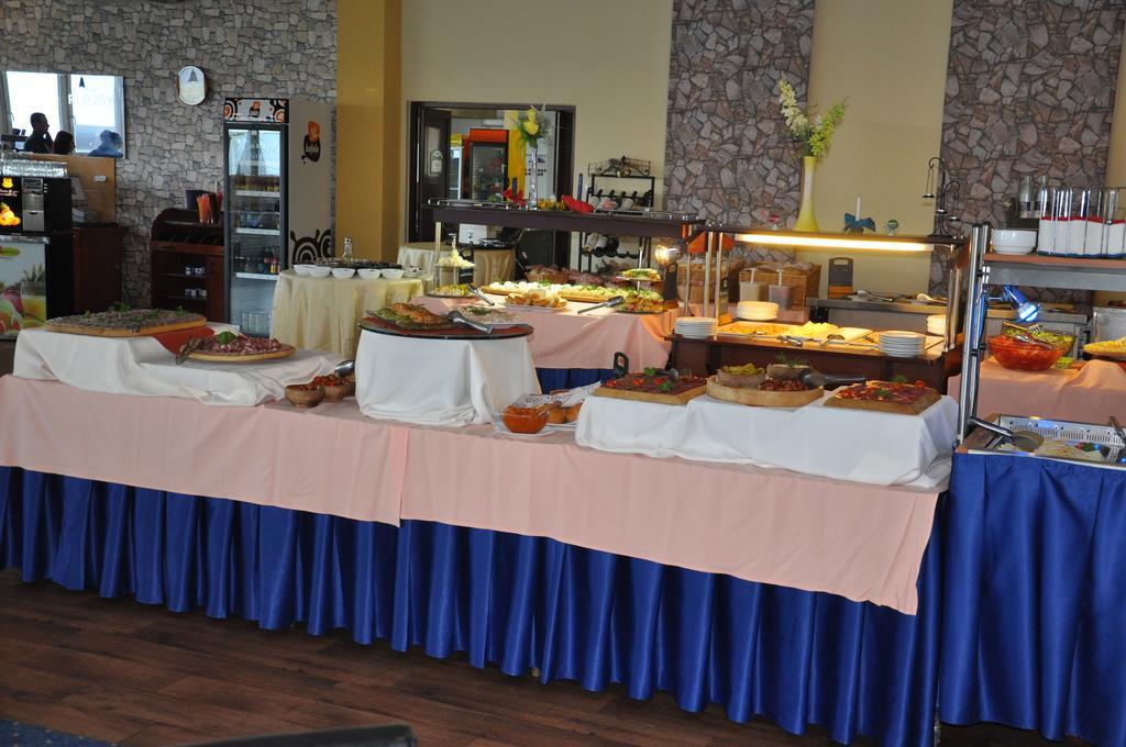 Plejsy Hotel Krompachy Buitenkant foto